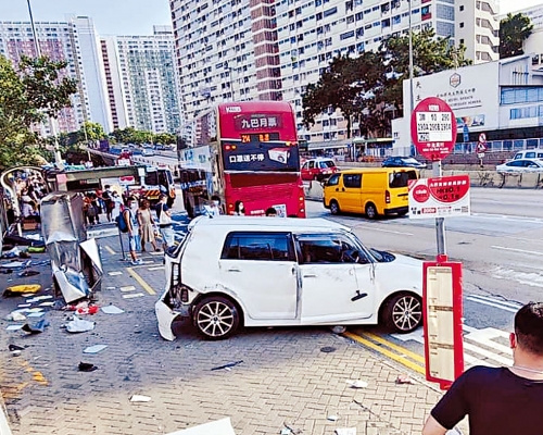 ■私家車翻滾至行人路撞毀巴士站。
