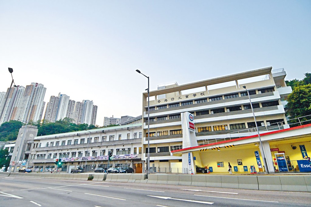 香港仔工業學校宿舍十五間房錄得病例，所有宿生要撤離檢疫。