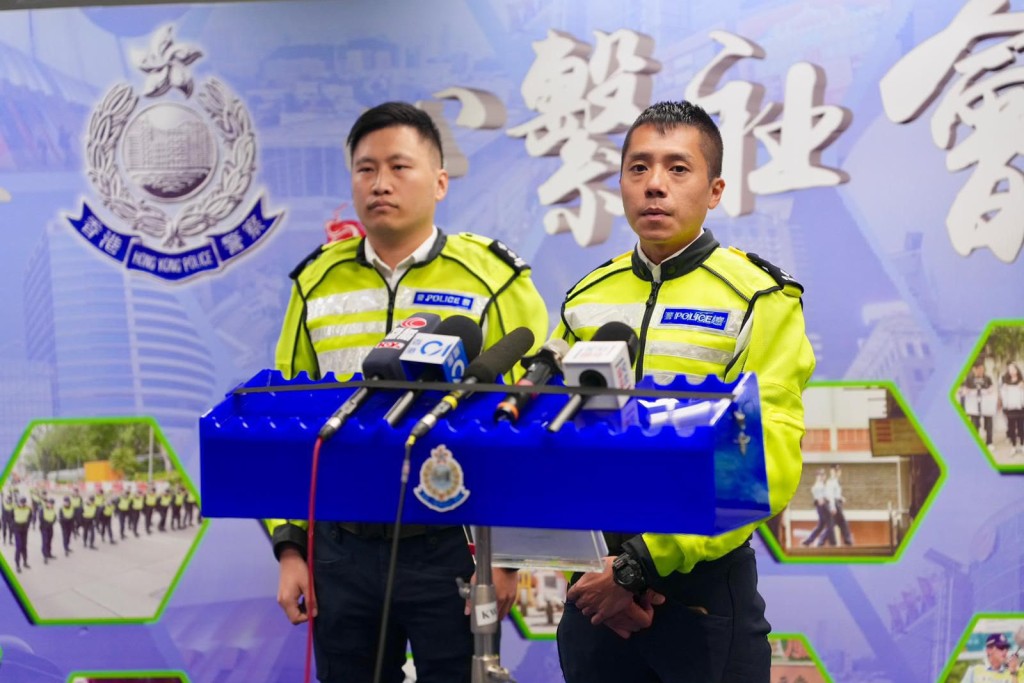 西九龍總區交通部執行及管制組總督察鄭俊傑(圖右)及特遣隊高級督察譚健燊簡報案情。楊偉亨攝
