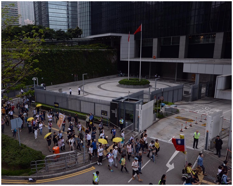 隊頭途經政府總部。