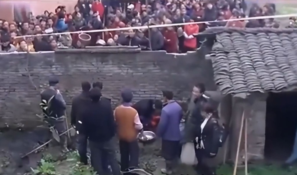 警方在杀人拐卖儿童的蒲际建家中后院，起出萧学琴骸骨。