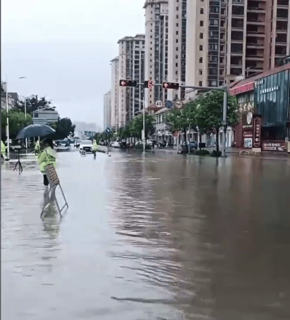 广西玉林暴雨，市面情况。 网片截图