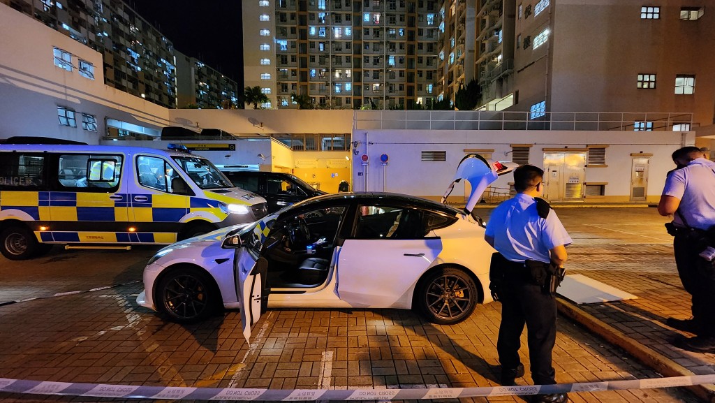 警方發現一輛白色Tesla私家車停泊於牛頭角上邨常滿樓對開，形迹可疑。黃文威攝