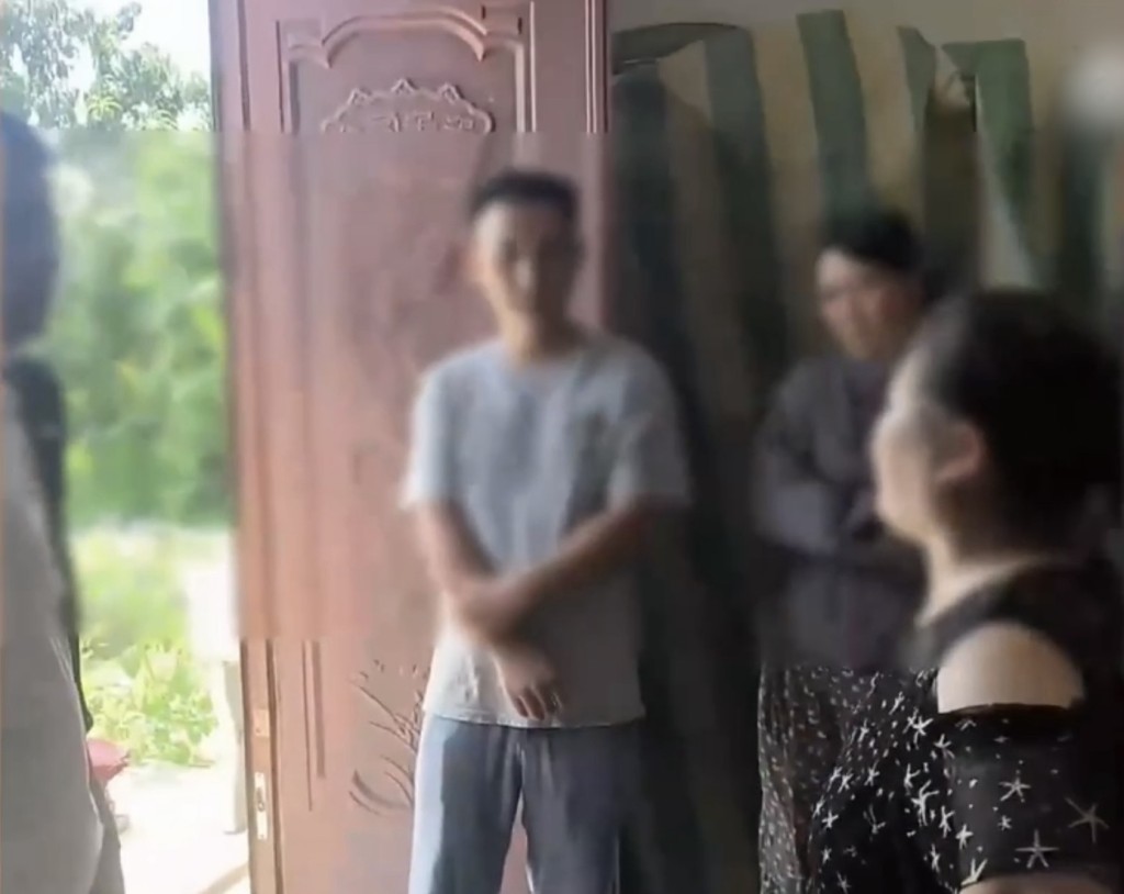 家屬與鎖工作人員衝突。