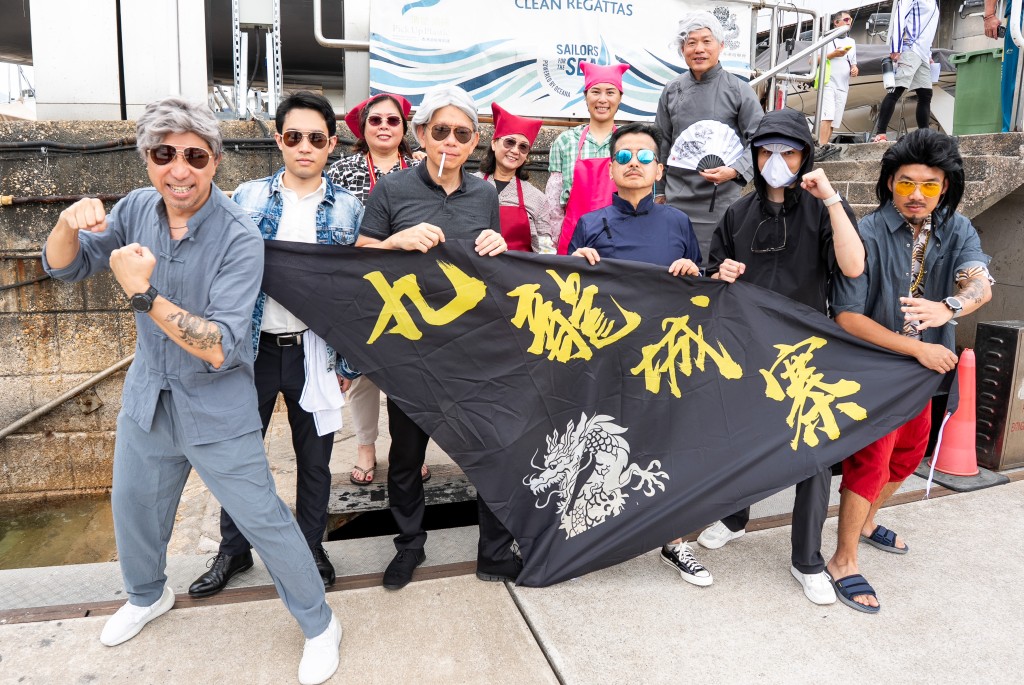 帆船運動員把電影《九龍城寨之圍城》帶到維港。公關圖片 帆船運動員把電影《九龍城寨之圍城》帶到維港。公關圖片