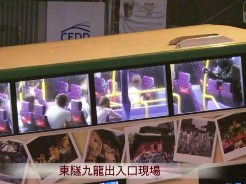 警方在東隧截查巴士。港台截圖