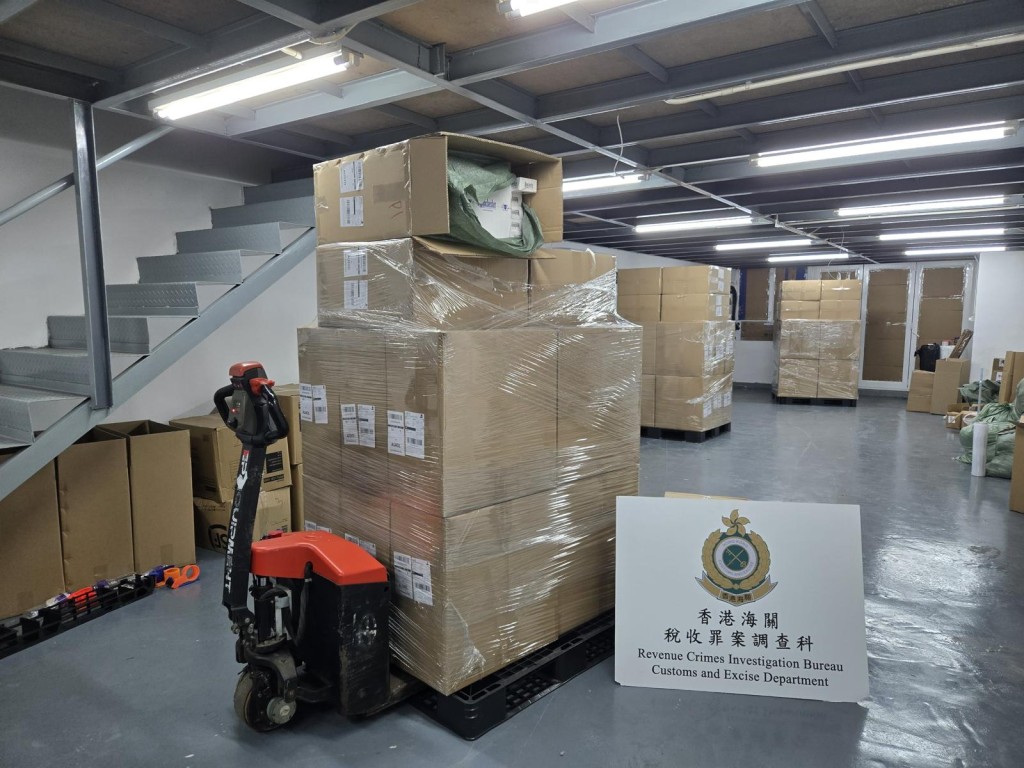 海關在荃灣沙咀道一棟工業大廈的兩個單位內,分別搜獲約80萬支及約220萬支懷疑未完稅香煙。海關提供 海關在荃灣沙咀道一棟工業大廈的兩個單位內,分別搜獲約80萬支及約220萬支懷疑未完稅香煙。海關提供