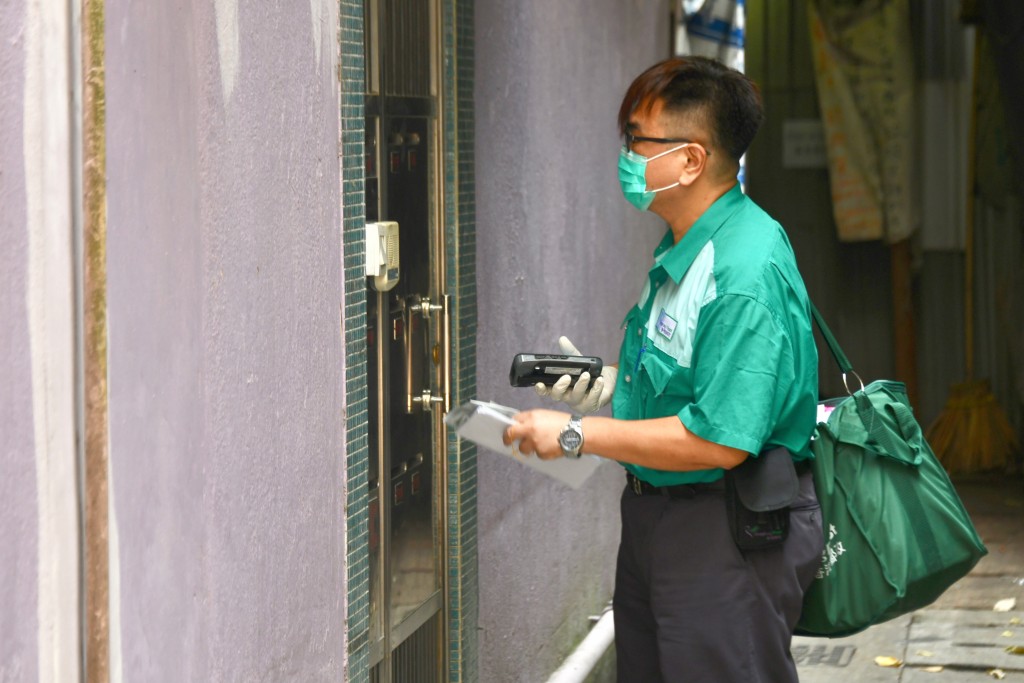 約200多名於今年9月完成試用期的郵務員及郵差,將改為獲發兩年期的公務員合約。資料圖片 約200多名於今年9月完成試用期的郵務員及郵差,將改為獲發兩年期的公務員合約。資料圖片