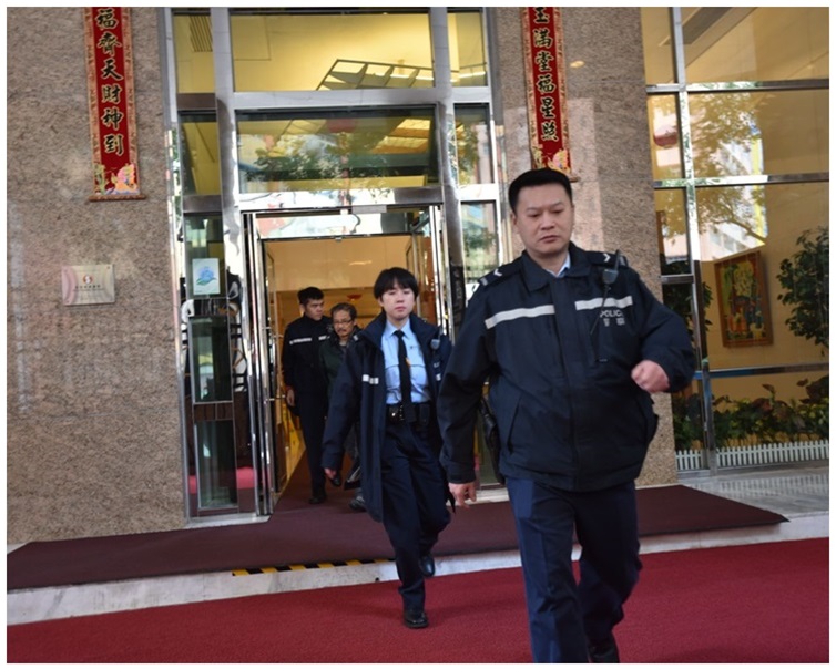 外傭涉以凍水替兩少主沖涼,警員到場調查。