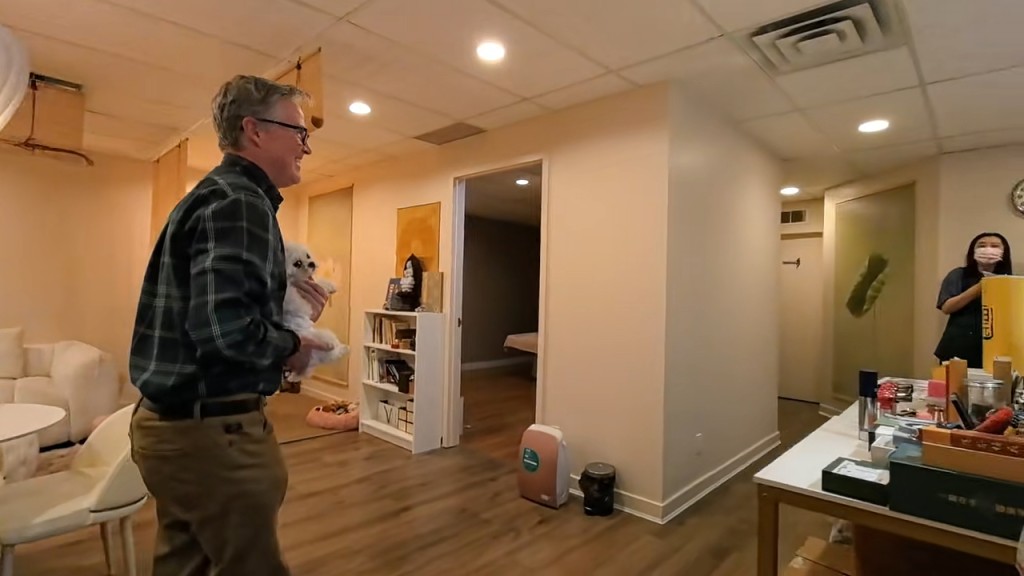 夏克立走入會館內部一窺究竟。