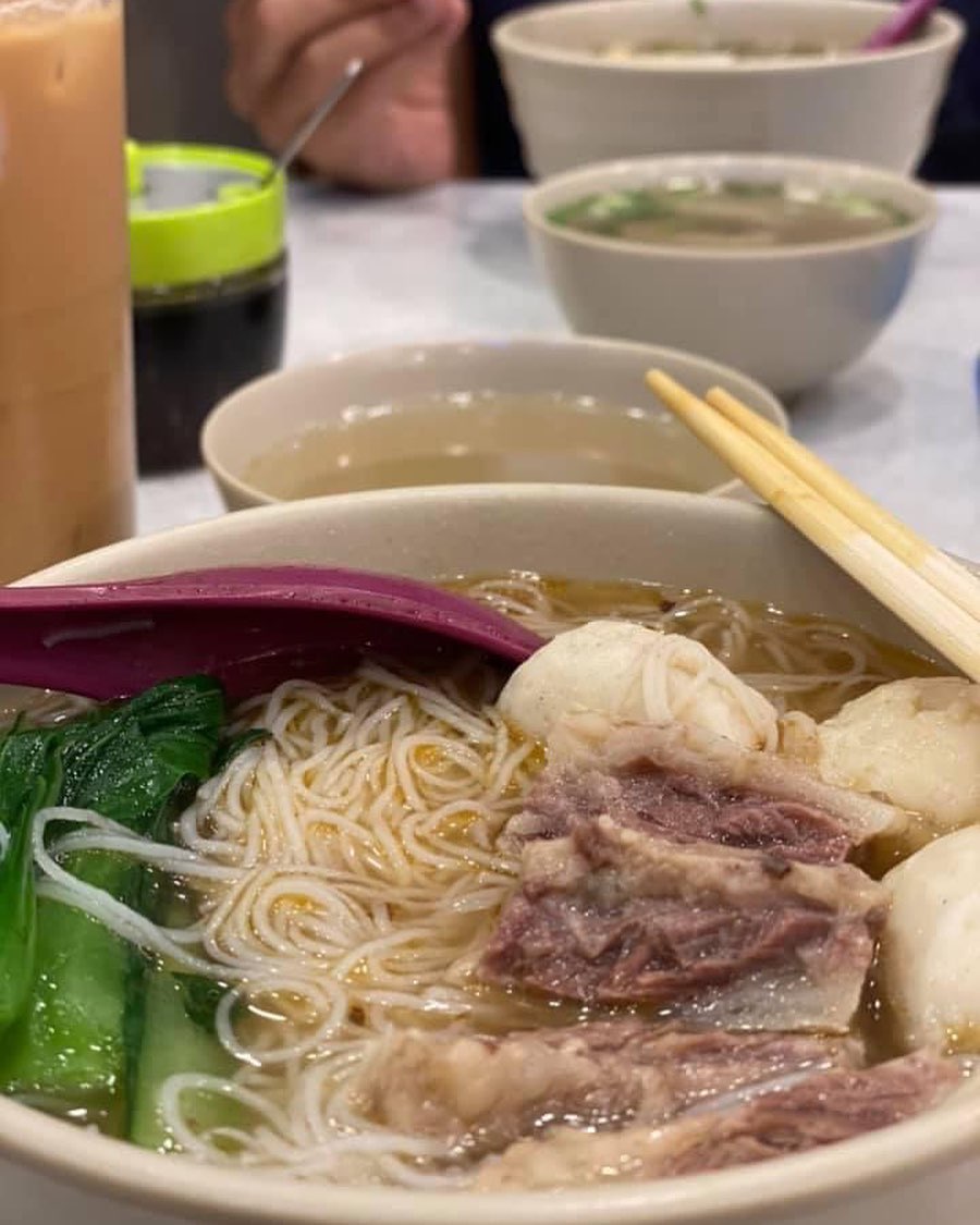蒙嘉慧食一碗牛腩魚蛋米都未夠，仲想食多件鮮油奶多。