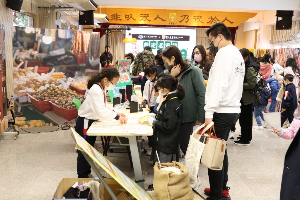  小四至小六學生化身導賞員，介紹不同店舖的運作模式。（受訪者提供）