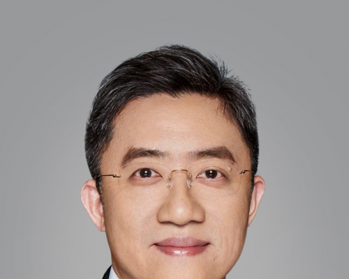 戴德梁行赵锦权认为政府应提高新界北区发展地积比及增加基建设施，简化申请流程。