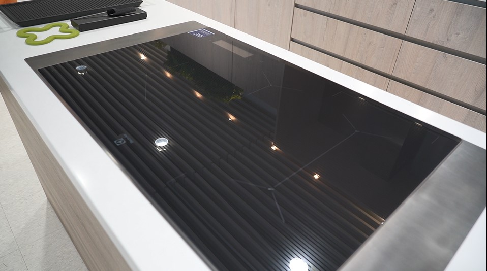 Electrolux SensePro嵌入式電磁爐，設有4個煮食區，如果想烹調大量食物，還可將兩個煮食區連接。