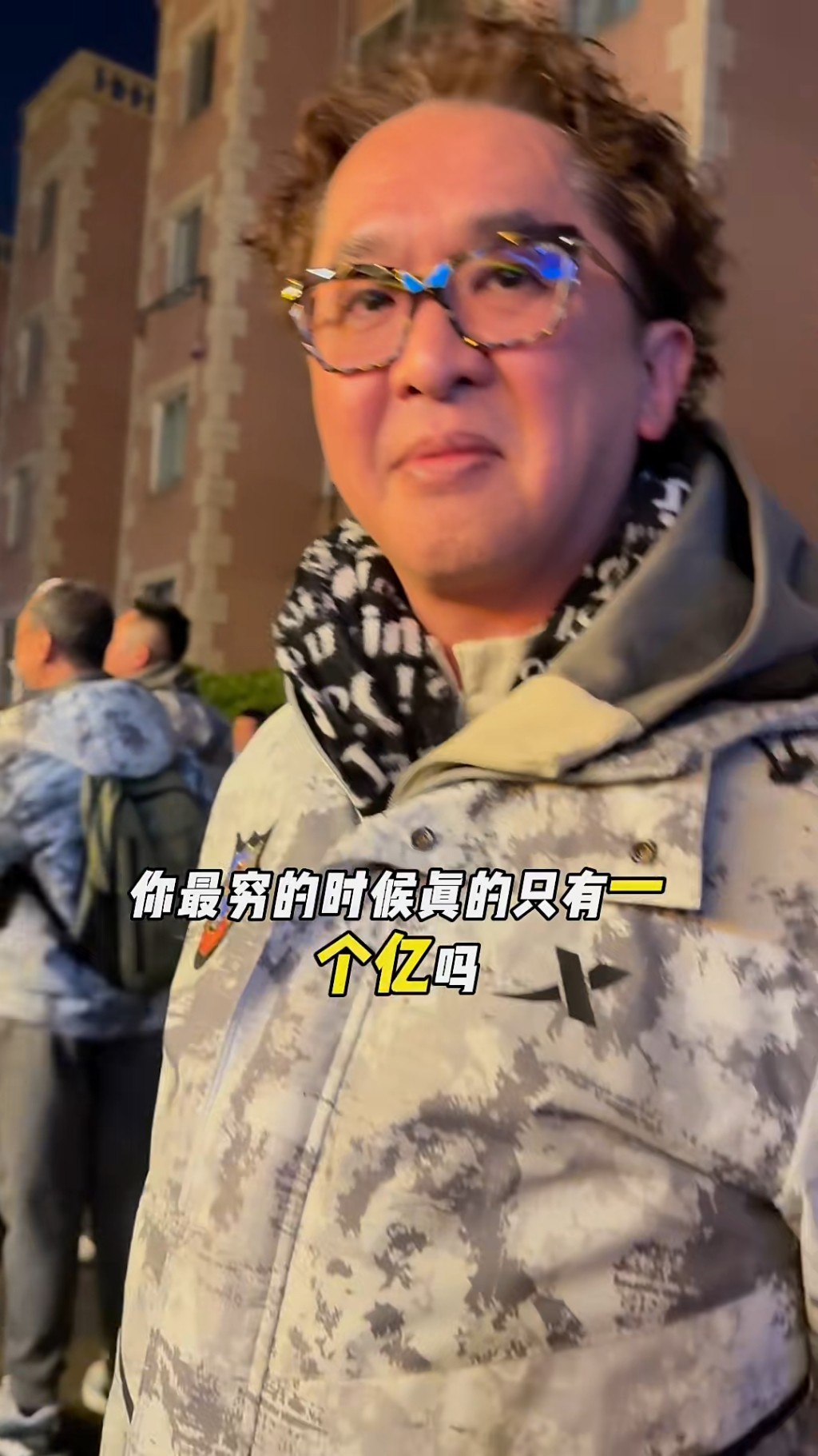 鄧兆尊近日被內地網民當面問「最窮是否只得一個億」的傳聞。 鄧兆尊近日被內地網民當面問「最窮是否只得一個億」的傳聞。