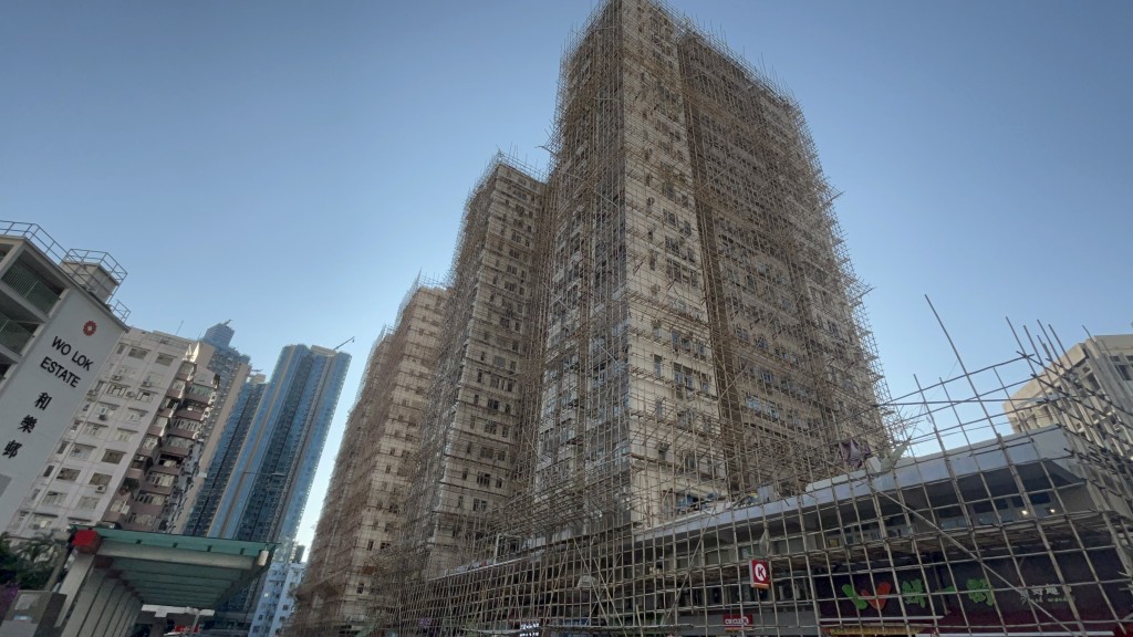 位於協和街169至197號的合和大廈，外牆搭建了竹棚。楊偉亨攝