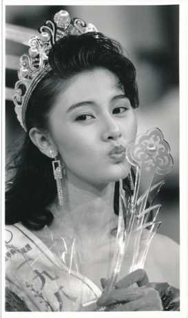 李嘉欣同年參選首屆華姐成為大熱門，最後順利取下冠軍，並獲得最上鏡小姐。