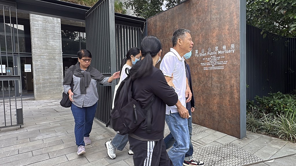 死者丈夫認屍後傷心離去。劉漢權攝 死者丈夫認屍後傷心離去。劉漢權攝