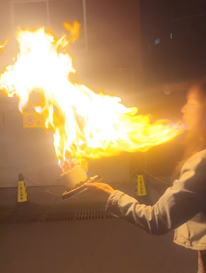 王添羽模仿喷火蛋糕遭回流火焰烧伤。抖音
