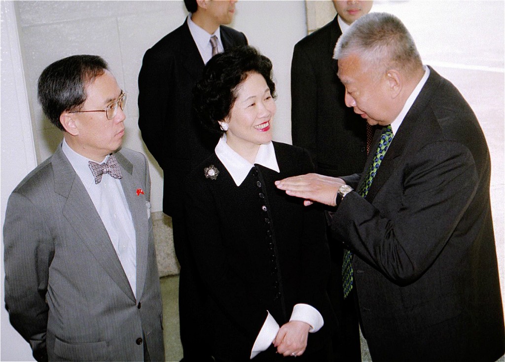 陳方安生(中)曾與曾蔭權(左)共事。資料圖片