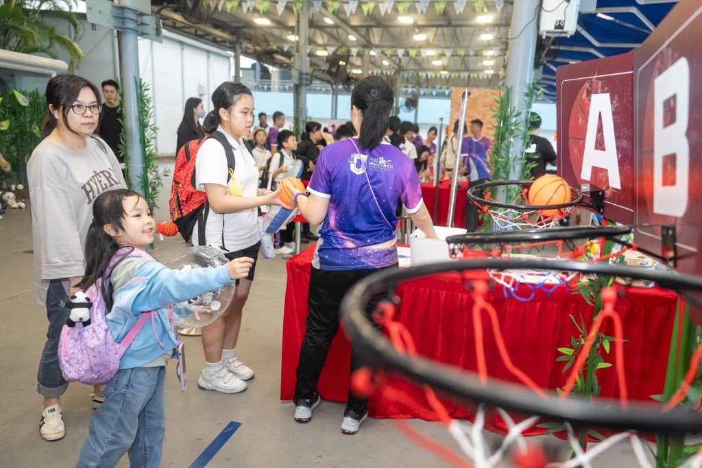 市民參與攤位遊戲。政府新聞處圖片 市民參與攤位遊戲。政府新聞處圖片