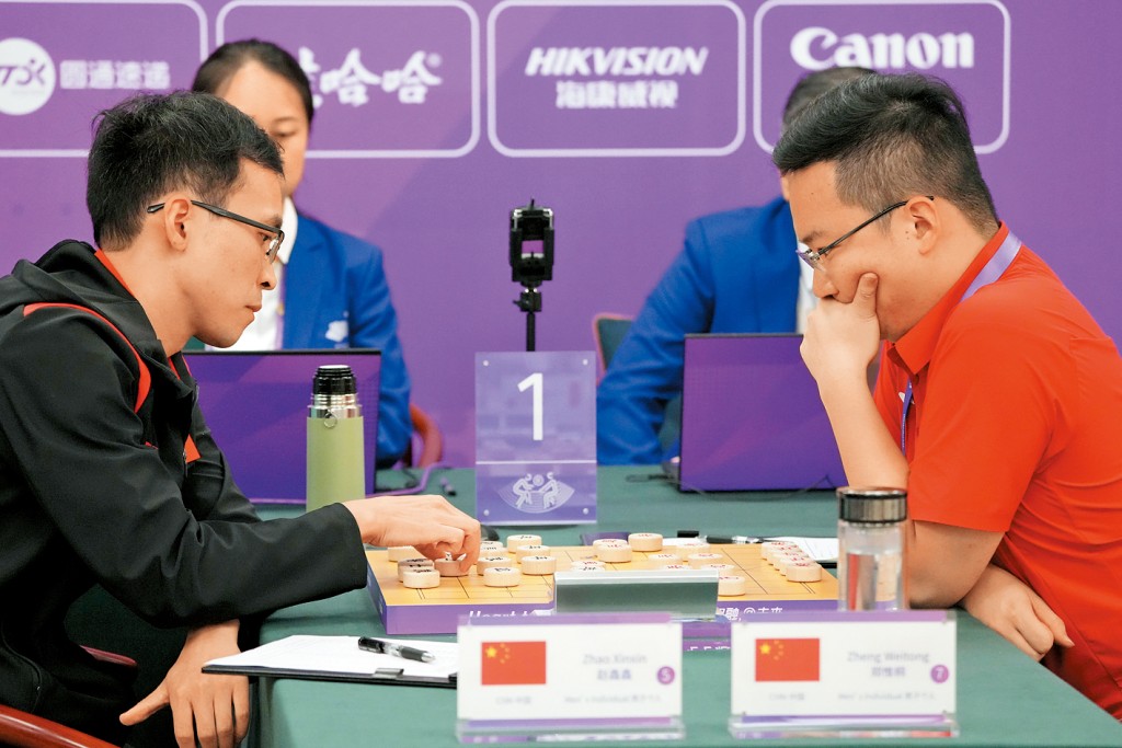 中國象棋好手趙鑫鑫（左）和鄭惟桐被終身禁賽 。