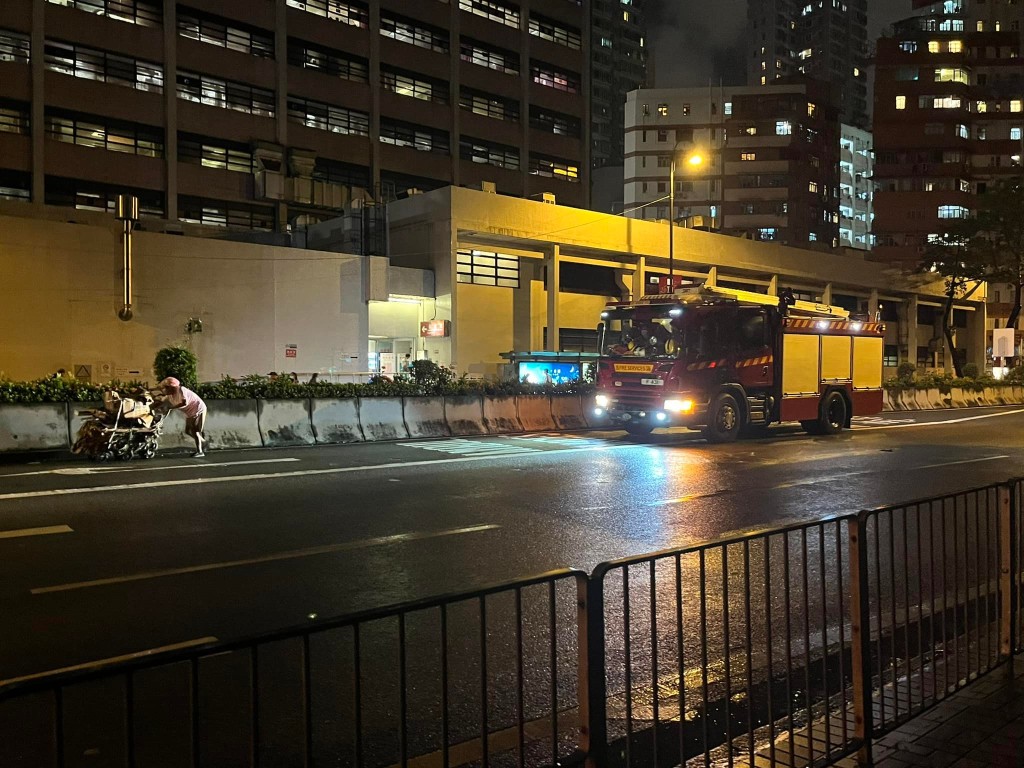 消防車在快線為拾荒婦開路。網民Humphrey Fung圖片