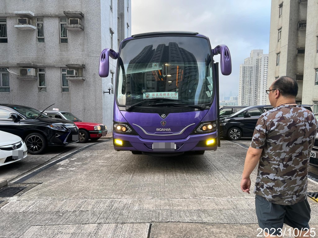 校巴阻擋的士駛離車位，引起雙方司機爭執。fb車cam L（香港群組）圖片