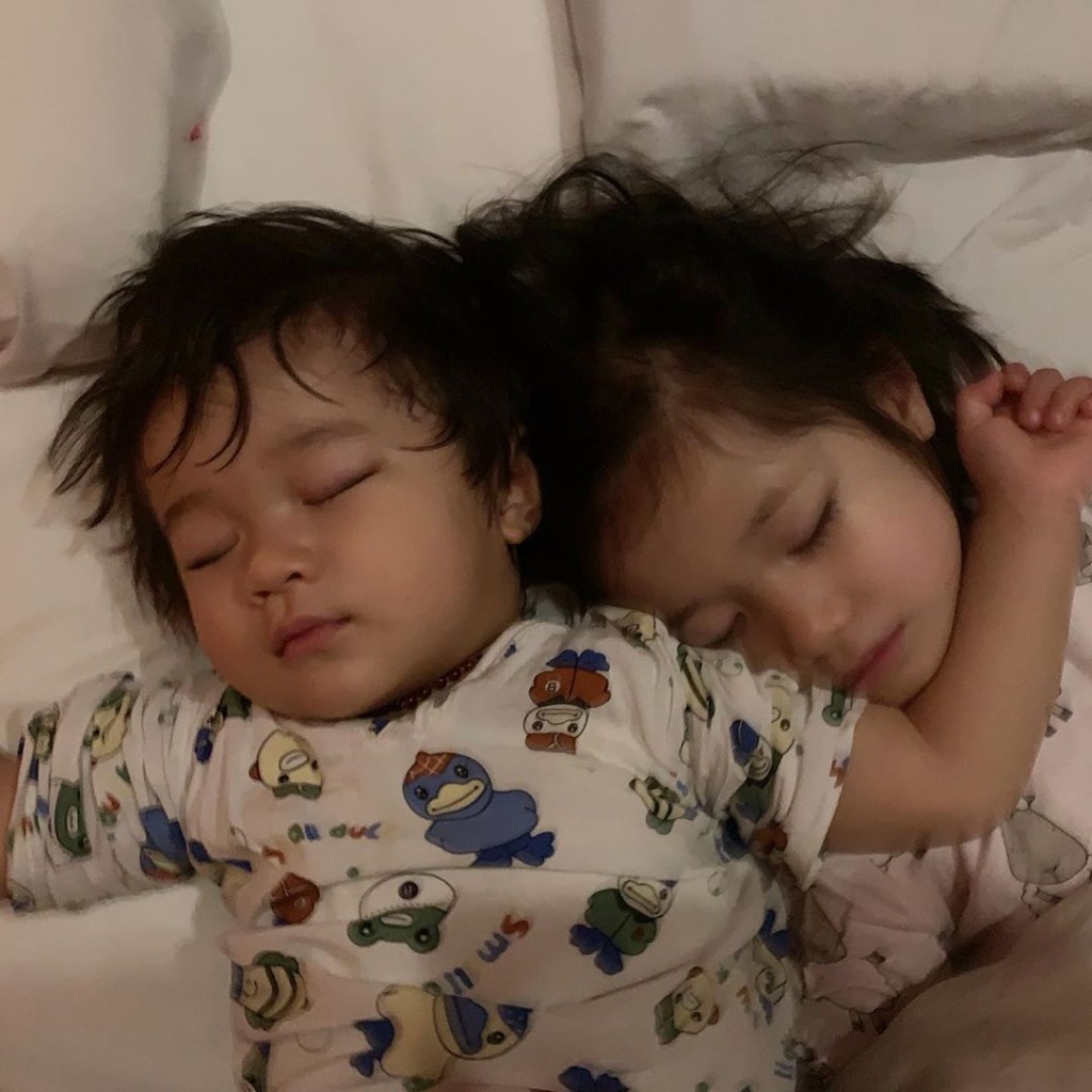 嘉欣先後為老公誕下4歲女兒Kelly及1歲多兒子Jared。 