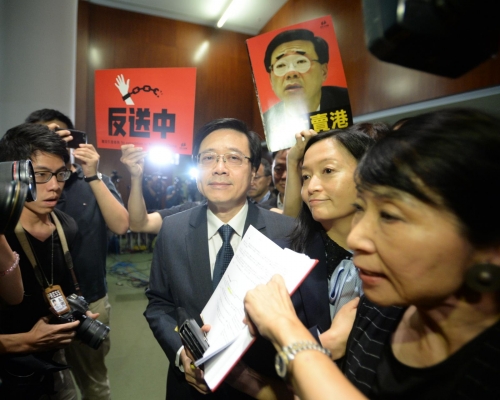 李家超被多名民主派議員包圍。