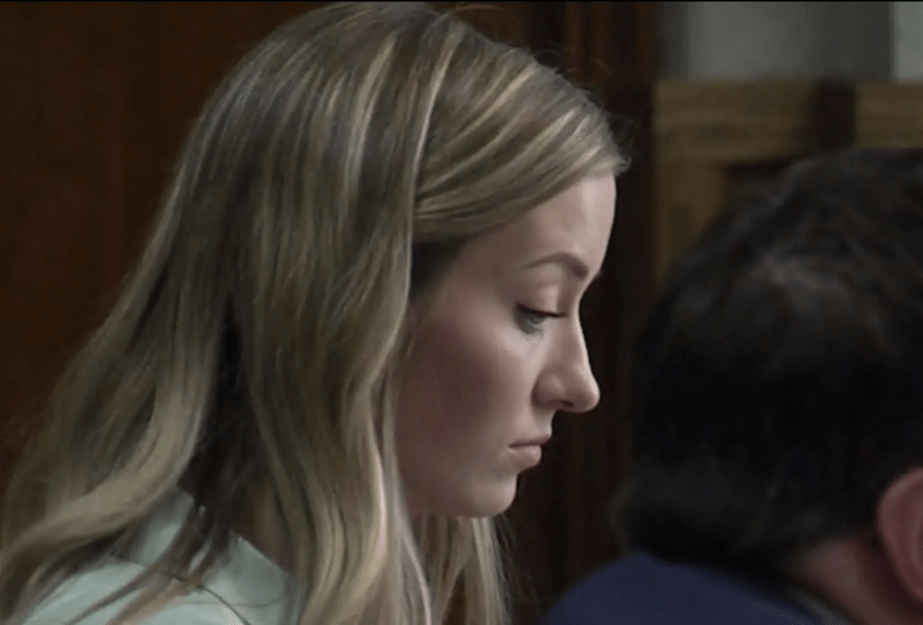 麦肯娜于2024年3月被捕,并对一级性行为不当罪名表示认罪。 麦肯娜于2024年3月被捕,并对一级性行为不当罪名表示认罪。