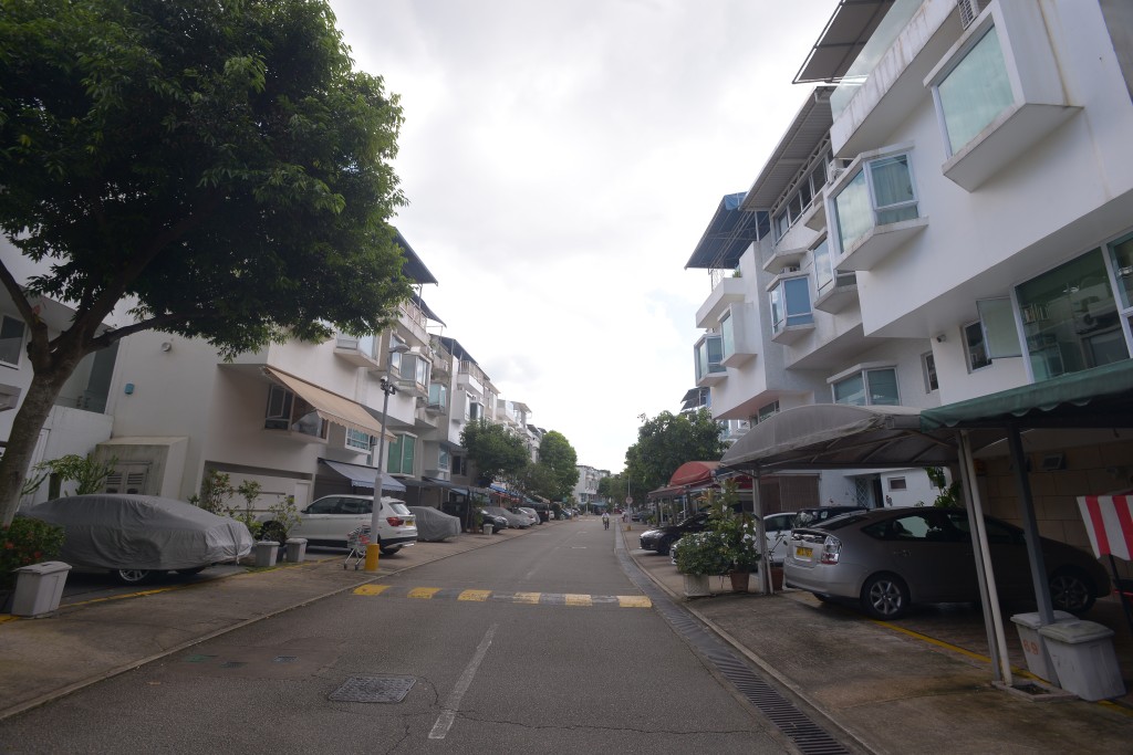 西貢匡湖居4期J段雙數號屋,面積1,530方呎,連996方呎花園,望內湖景,連有31呎私家船位,新近以3,300萬元高價售出。 西貢匡湖居4期J段雙數號屋,面積1,530方呎,連996方呎花園,望內湖景,連有31呎私家船位,新近以3,300萬元高價售出。