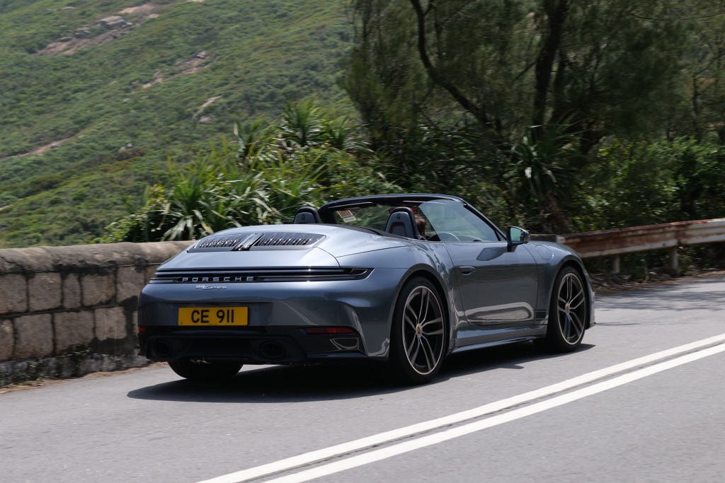 2025年版保時捷Porsche 911 Carrera Cabriolet (992.2)最令人神往是精準直接轉向和輕巧靈活攻彎操控感受。