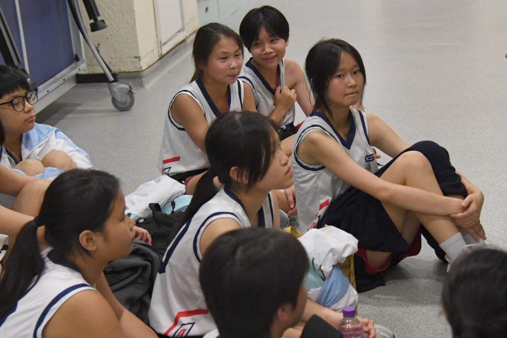 陳震夏中學校隊慶祝贏波，任栩燕教練賽後訓話。 吳家祺攝