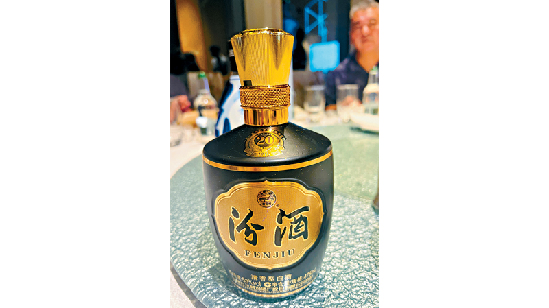 汾酒53度國際版配普寧豆醬焗澳洲龍蝦，相得益彰。