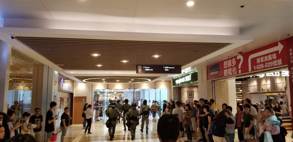 防暴警進入商場搜索。Vincent Wong‎圖片
