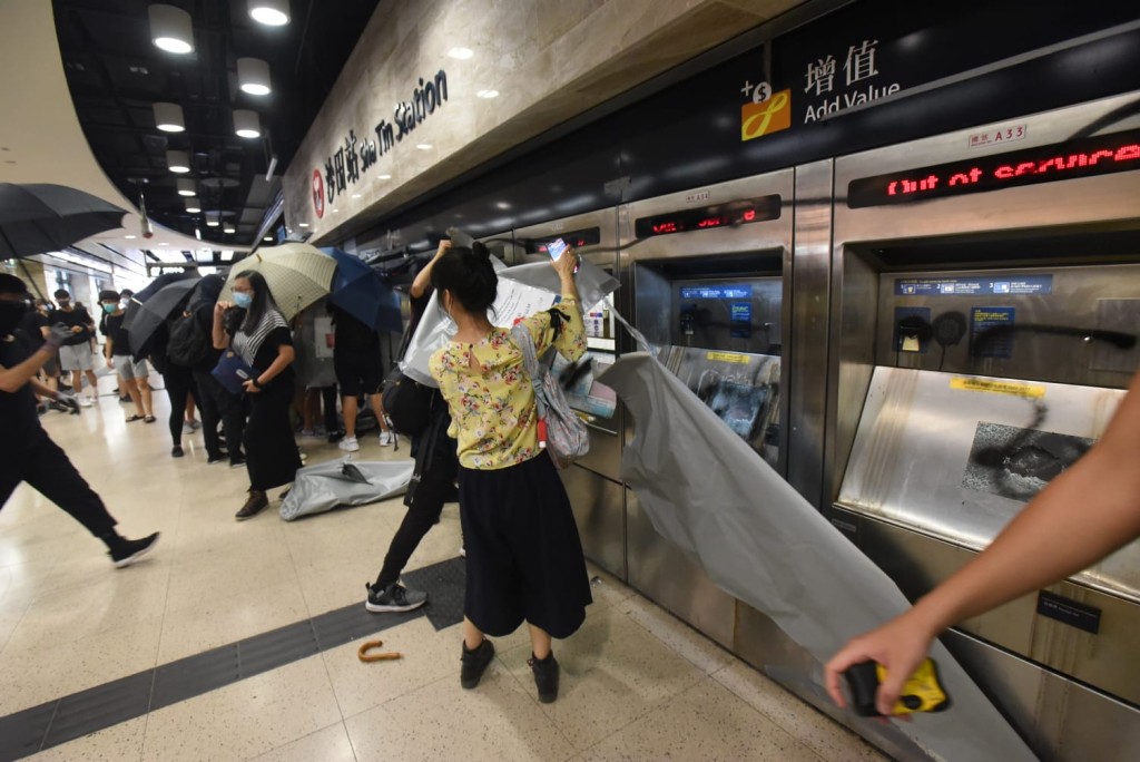 大批示威者下午4時在港鐵沙田站大肆破壞設施