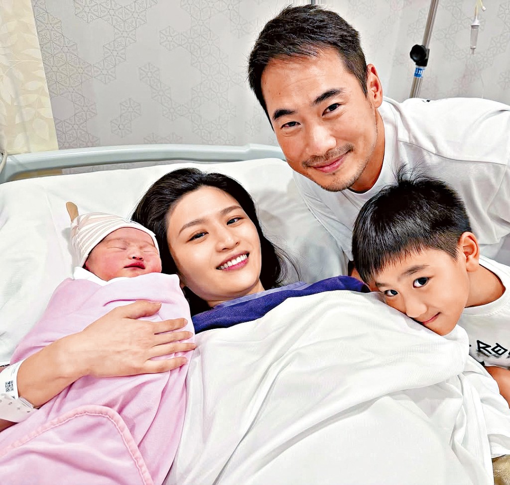 Coffee晒一家四口溫馨合照，宣布平安誕女的喜訊。