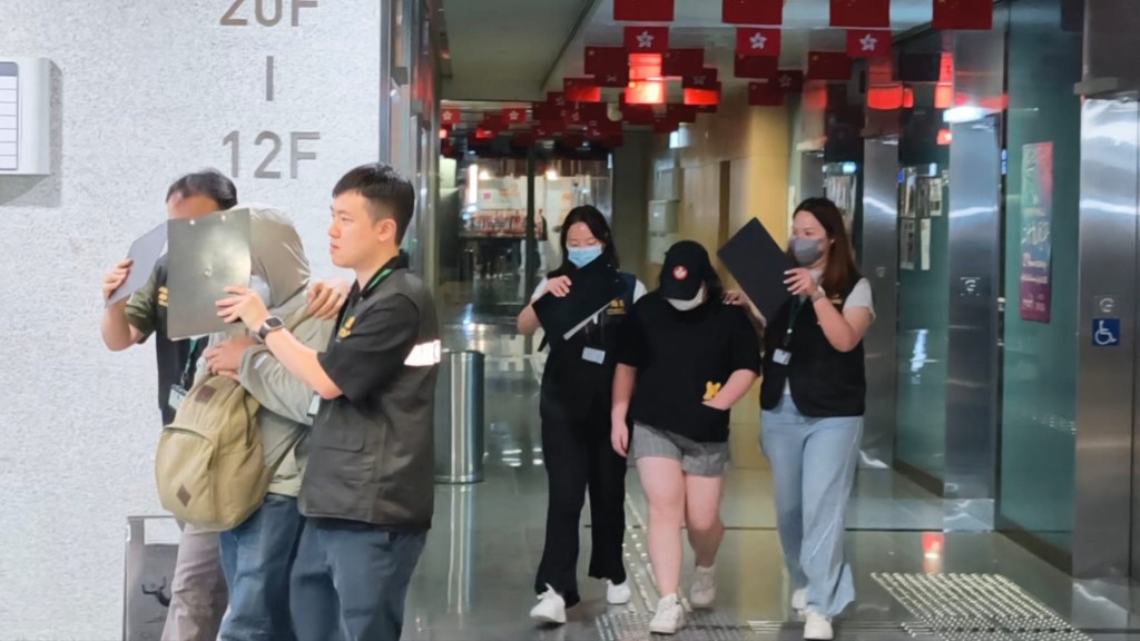 42歲男財務經理及25歲女行政經理,涉嫌違反《商品說明條例》被捕。黃文威攝 42歲男財務經理及25歲女行政經理,涉嫌違反《商品說明條例》被捕。黃文威攝