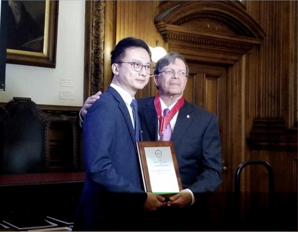 陈家亮是首位获美国肠胃科医学院颁发「国际领袖大奖」的华人。