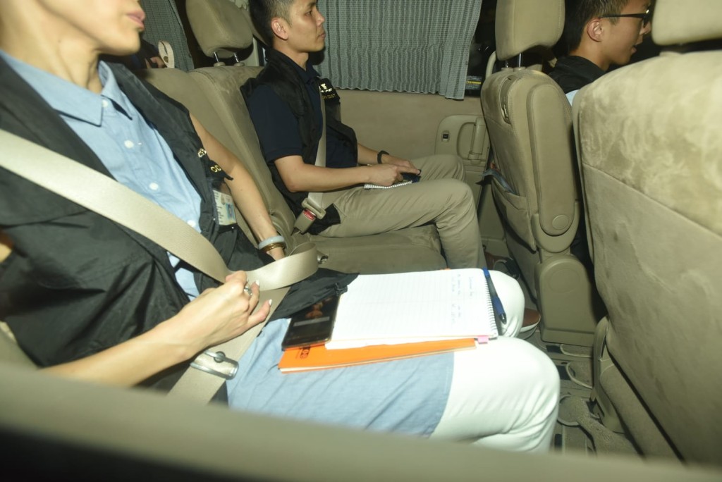 重案組探員晚上檢走證物離開