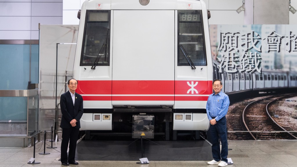 港鐵前車務主管許業雄(右)和港鐵前車務訓練主管曹恩明(左)47年前去英國取經後,把當時最先進的地鐵營運知識傳授給同袍。