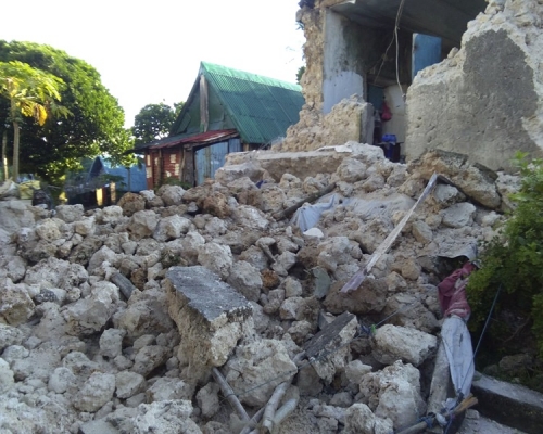 大量建筑物倒塌及有多间房屋损毁。AP 