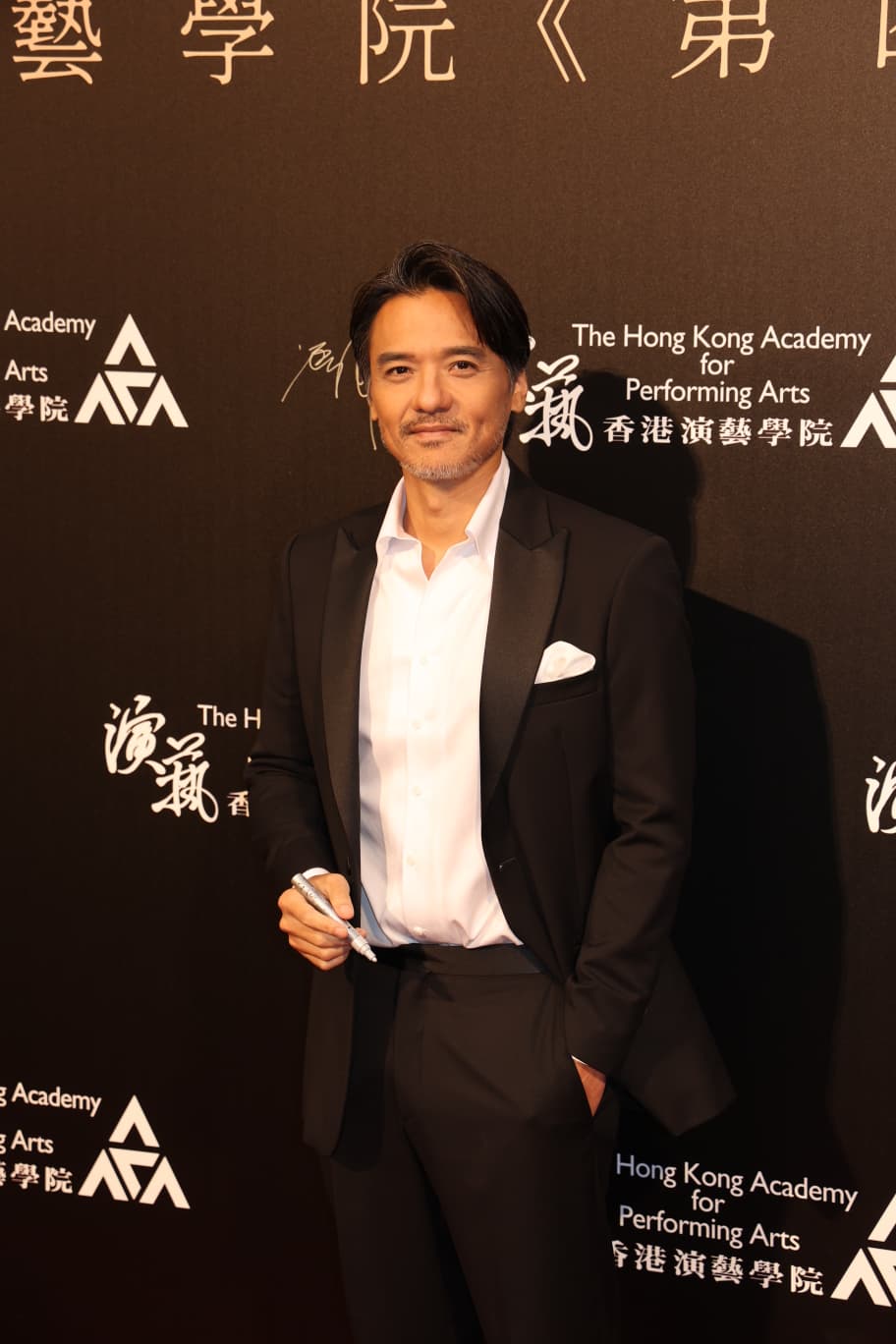 馮德倫撐袁澧林勇敢伸冤,非曲線為電影宣傳。 馮德倫撐袁澧林勇敢伸冤,非曲線為電影宣傳。
