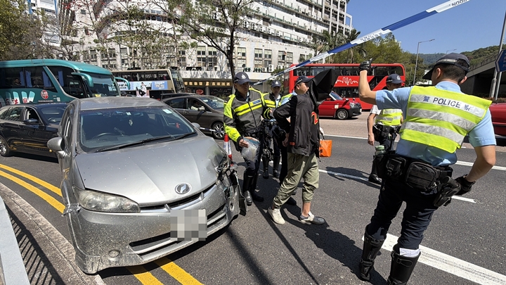 被捕司機由警員押上警車。梁國峰攝