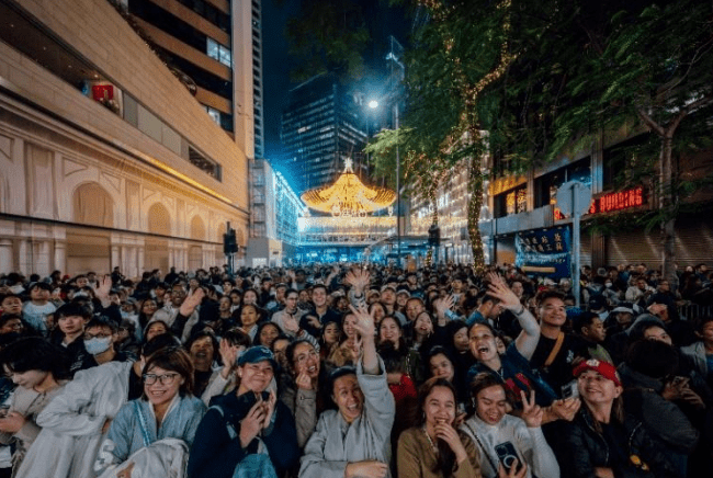 香港旅遊發展局（旅發局）「香港跨年倒數」圓滿舉行，首次於中環遮打道行人專用區，結合音樂及光 影匯演，與市民、旅客及全球觀眾一同迎接2026年，傳遞正能量與祝福。旅發局