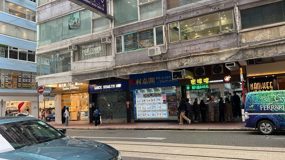 該舖位由盛滙商舖基金於2022年底購入,作價5000萬,當時基金看好通關在即,吼核心區舖位,惟市況未如預期,舖位招租一段時間後未獲零售商進駐,最終租予兩餸飯店。 該舖位由盛滙商舖基金於2022年底購入,作價5000萬,當時基金看好通關在即,吼核心區舖位,惟市況未如預期,舖位招租一段時間後未獲零售商進駐,最終租予兩餸飯店。