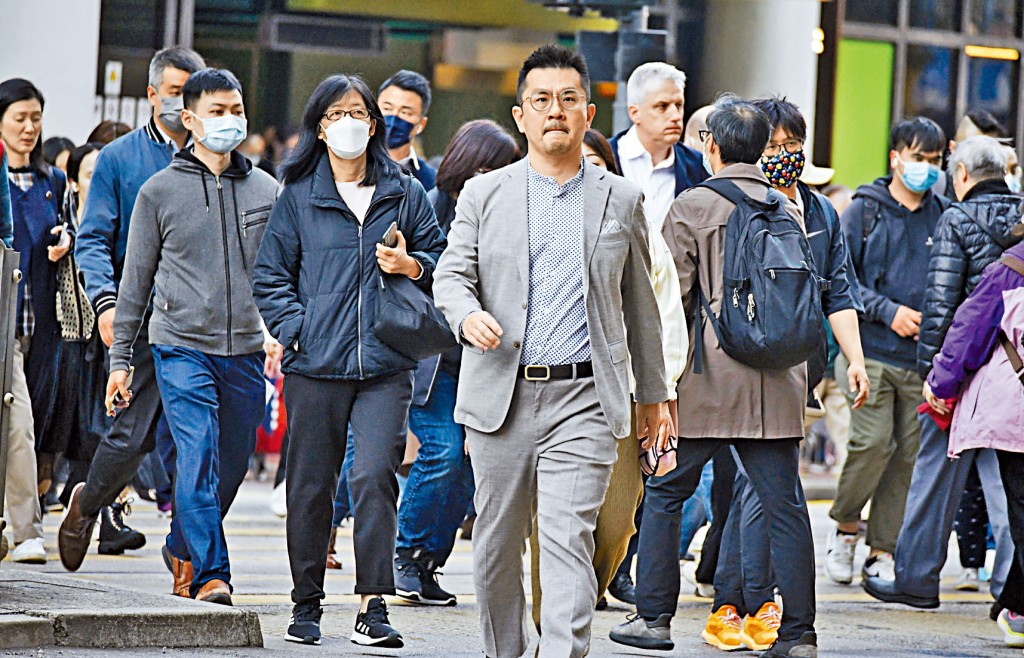 告別口罩令第一天,大部分人依然「罩不離口」,亦出現「一戴一露」的不同佩戴口罩方式。