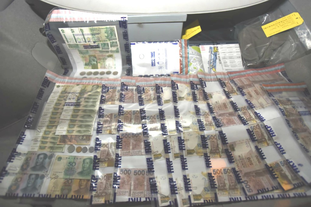 警方搜出現金及首飾