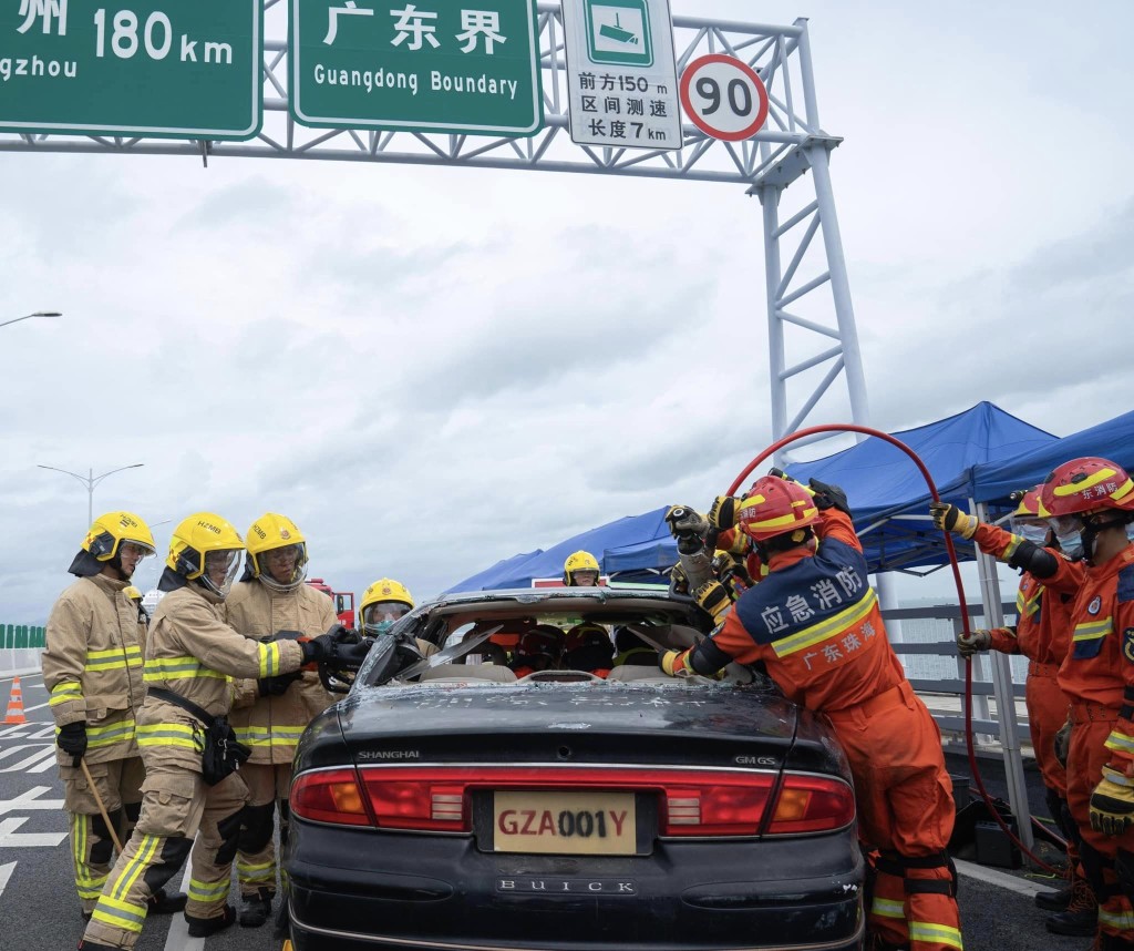 珠海市消防救援支隊與香港消防處在港珠澳大橋進行聯合跨境演練。